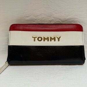 Tommy Hilfiger Tricolor Zippy Wallet with Gold Logo
